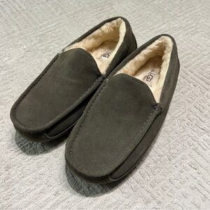 UGG Ascot Slipp on insulated sherpa Slipper Men’s Size 8